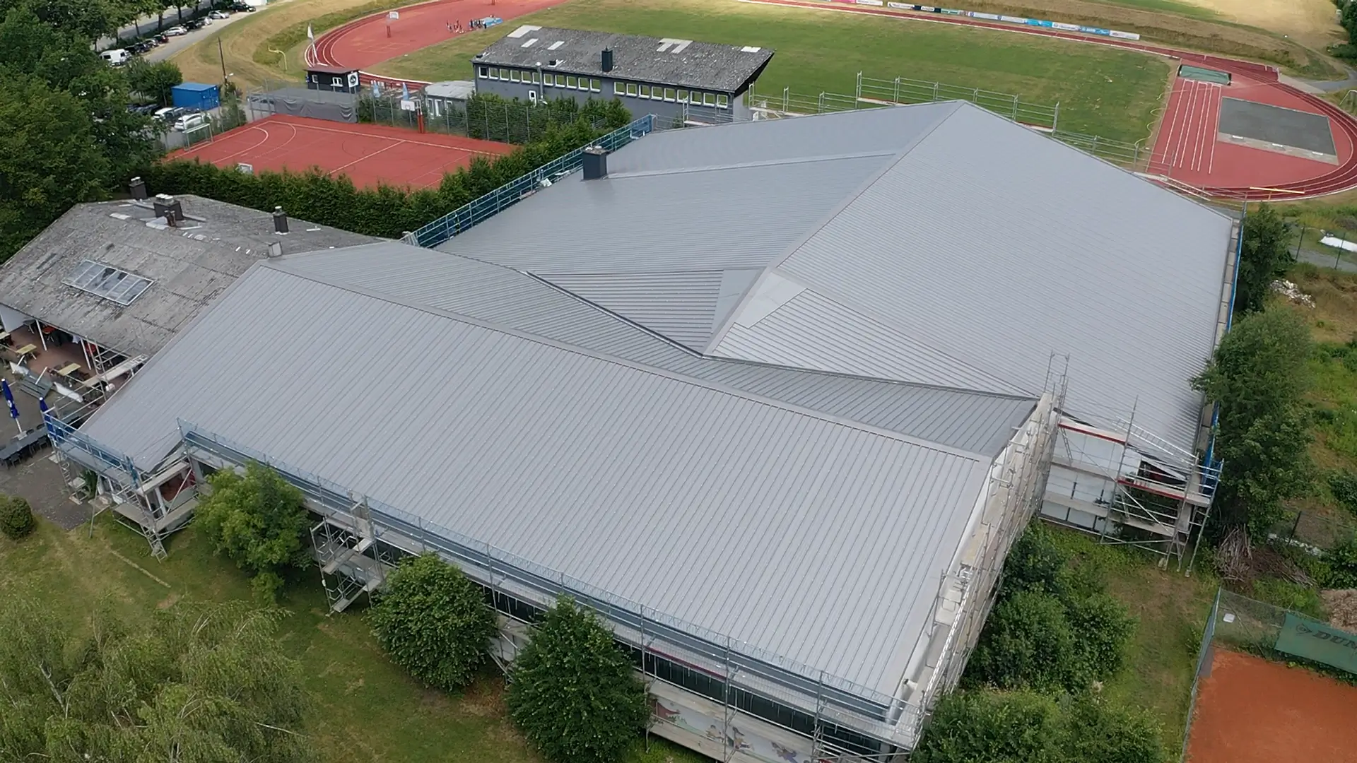 Luftaufnahme des sanierten Dachs der Tennishalle Bayreuth