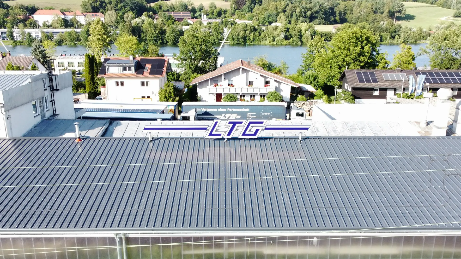 Sanierte Dachfläche der LTG Hauptzentrale in Passau mitsamt LTG Logo
