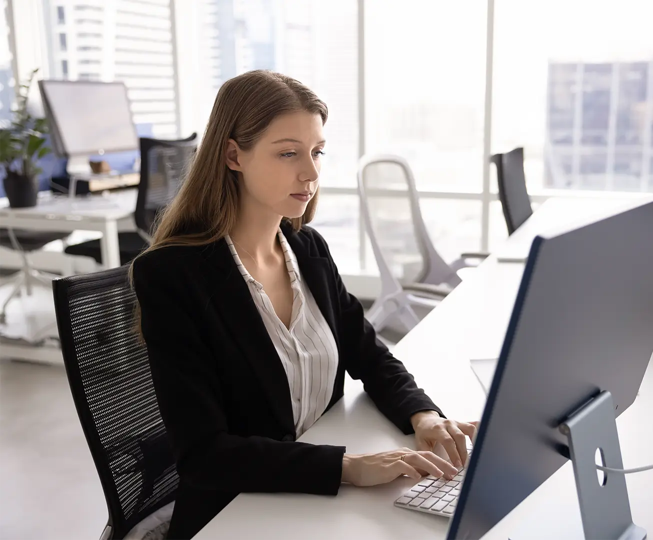 Junge Frau arbeitet an einem Computer in einem Büro